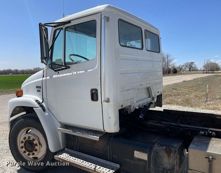 image for item MY9234 2002 Freightliner FL70  truck cab and chassis