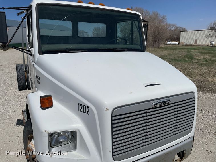 image for item MY9234 2002 Freightliner FL70  truck cab and chassis
