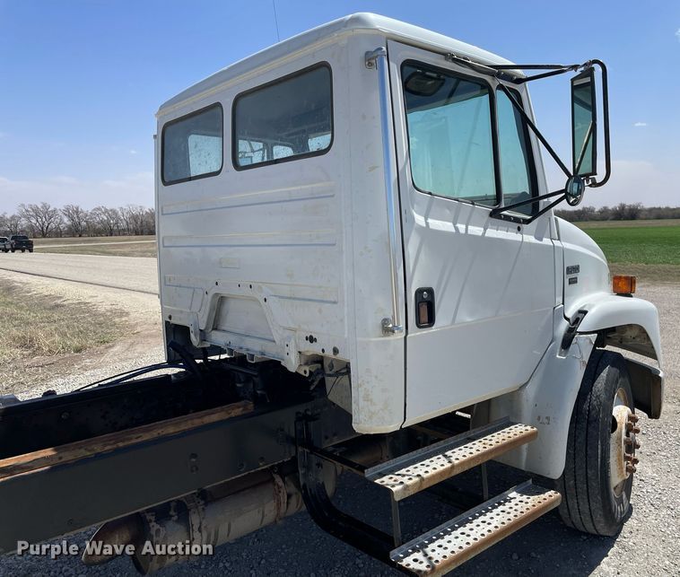 image for item MY9234 2002 Freightliner FL70  truck cab and chassis