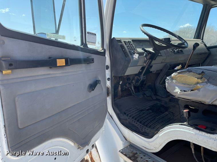 image for item MY9234 2002 Freightliner FL70  truck cab and chassis