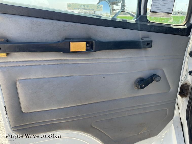 image for item MY9234 2002 Freightliner FL70  truck cab and chassis