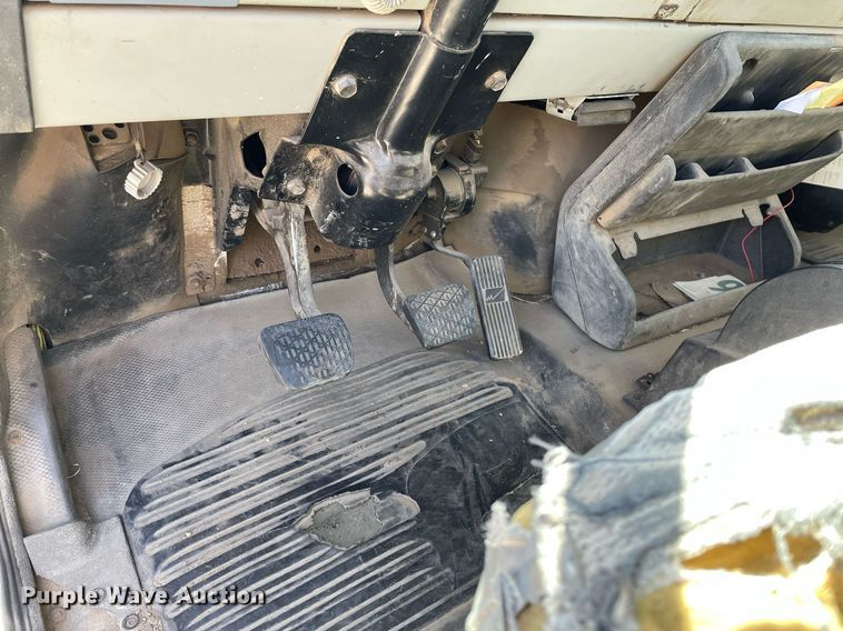 image for item MY9234 2002 Freightliner FL70  truck cab and chassis