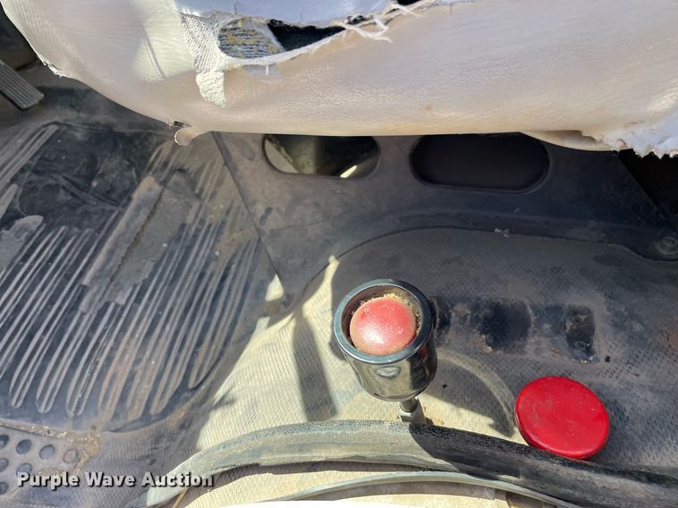 image for item MY9234 2002 Freightliner FL70  truck cab and chassis