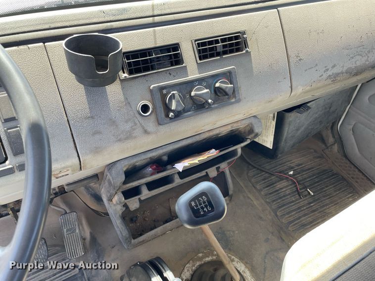 image for item MY9234 2002 Freightliner FL70  truck cab and chassis