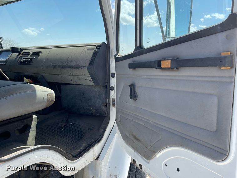 image for item MY9234 2002 Freightliner FL70  truck cab and chassis