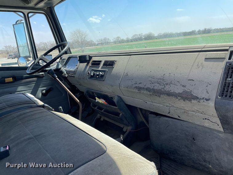 image for item MY9234 2002 Freightliner FL70  truck cab and chassis