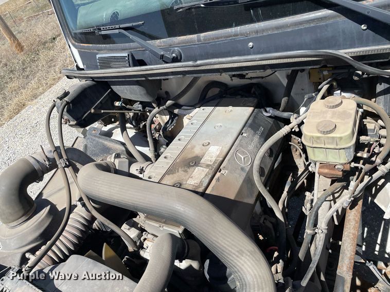 image for item MY9234 2002 Freightliner FL70  truck cab and chassis