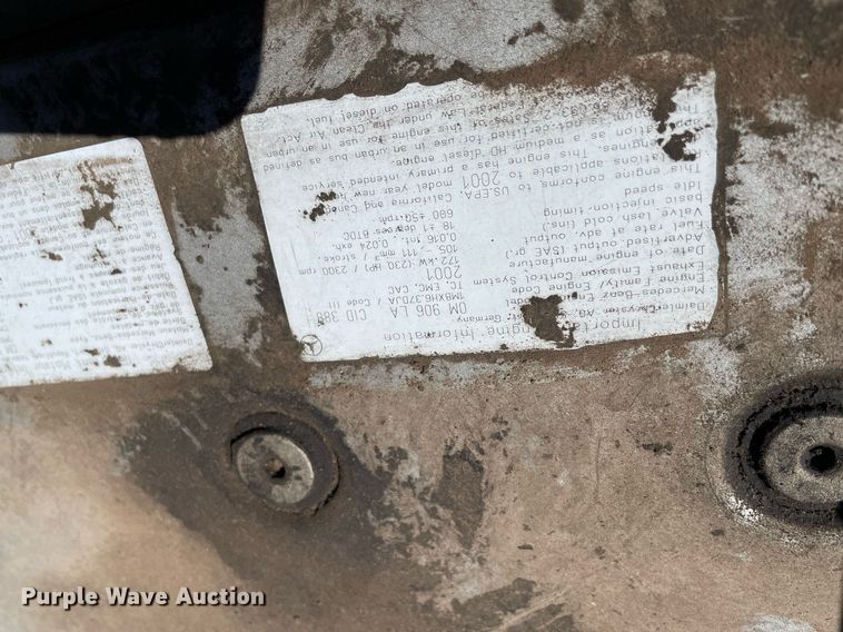 image for item MY9234 2002 Freightliner FL70  truck cab and chassis