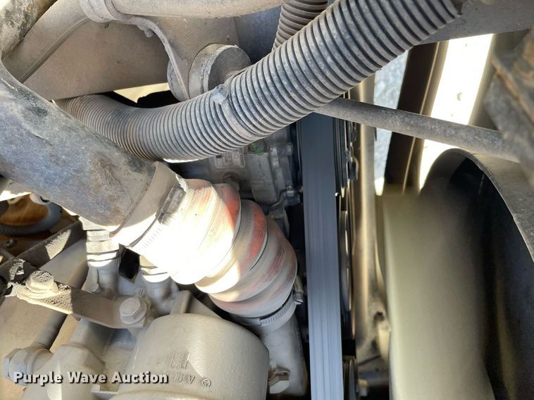 image for item MY9234 2002 Freightliner FL70  truck cab and chassis