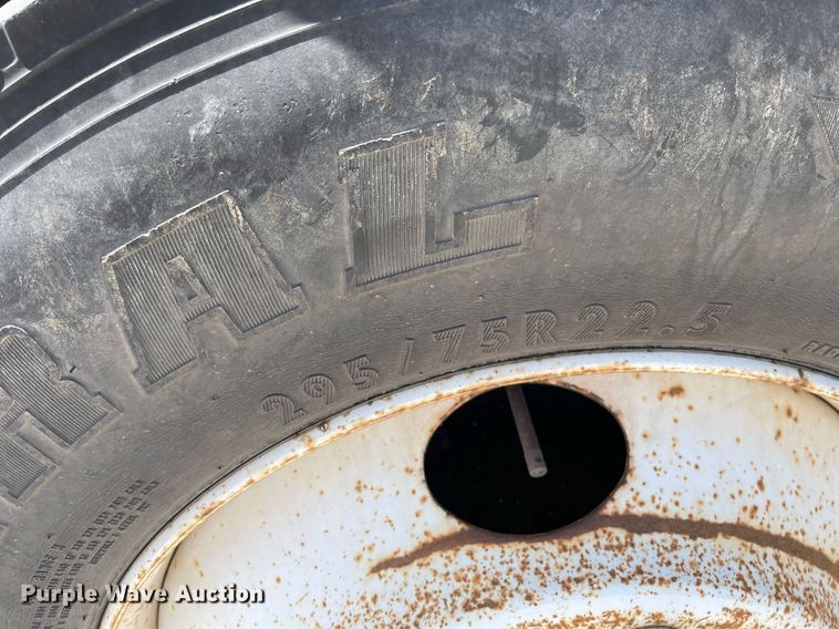 image for item MY9234 2002 Freightliner FL70  truck cab and chassis