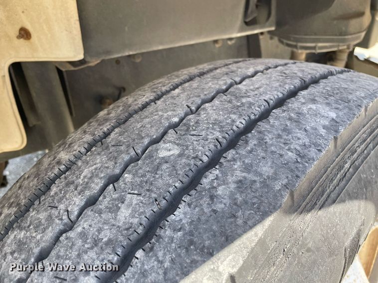 image for item MY9234 2002 Freightliner FL70  truck cab and chassis