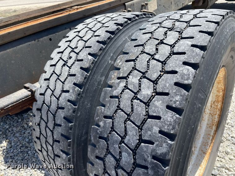 image for item MY9234 2002 Freightliner FL70  truck cab and chassis