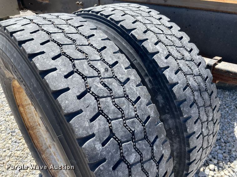 image for item MY9234 2002 Freightliner FL70  truck cab and chassis