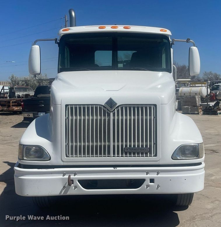 image for item MY9242 2001 International 9100i  flatbed truck