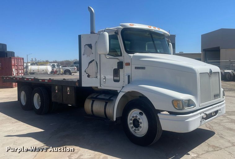 image for item MY9242 2001 International 9100i  flatbed truck