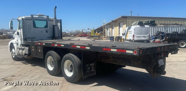 image for item MY9242 2001 International 9100i  flatbed truck