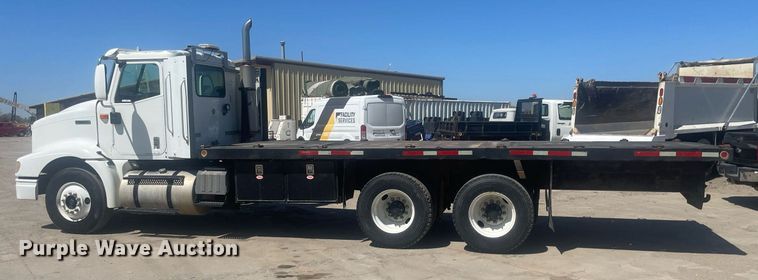 image for item MY9242 2001 International 9100i  flatbed truck