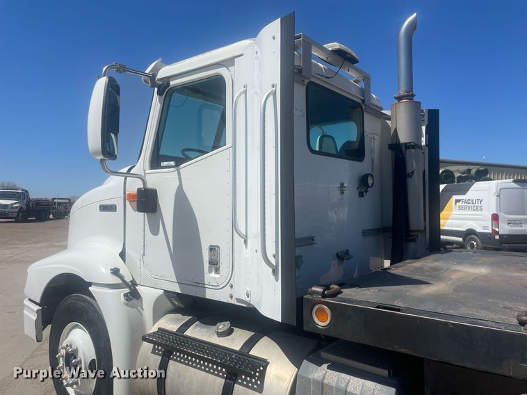 image for item MY9242 2001 International 9100i  flatbed truck