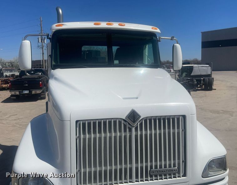 image for item MY9242 2001 International 9100i  flatbed truck