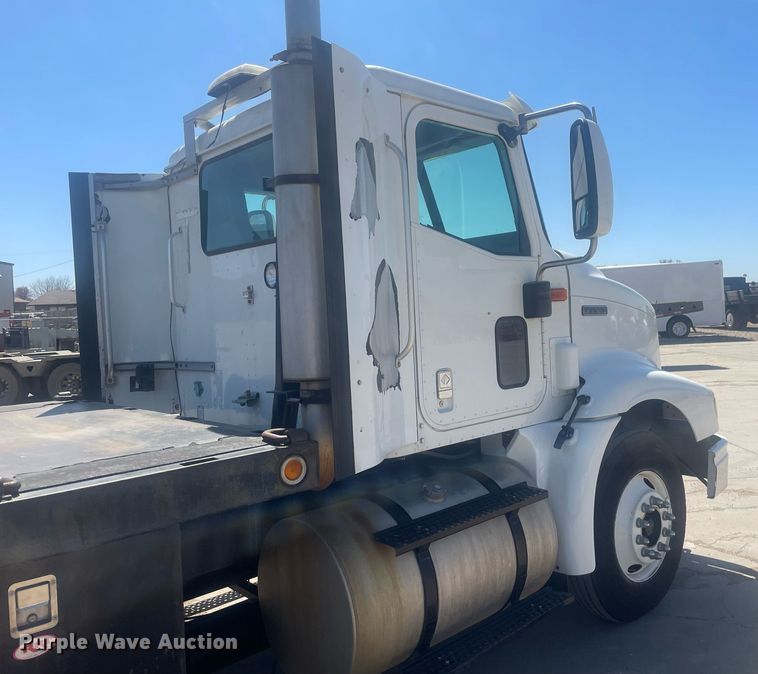 image for item MY9242 2001 International 9100i  flatbed truck