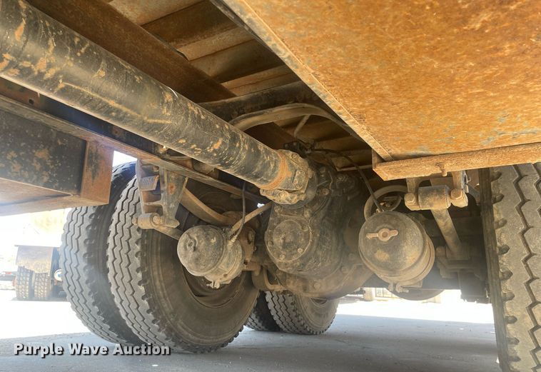 image for item MY9242 2001 International 9100i  flatbed truck