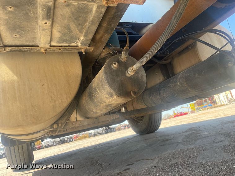 image for item MY9242 2001 International 9100i  flatbed truck