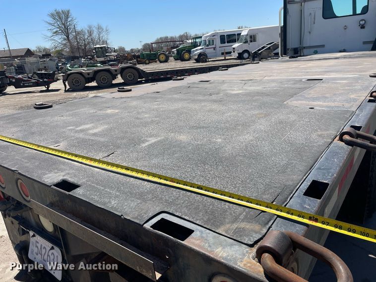 image for item MY9242 2001 International 9100i  flatbed truck