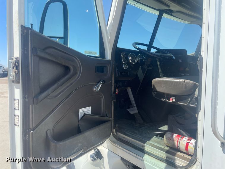 image for item MY9242 2001 International 9100i  flatbed truck