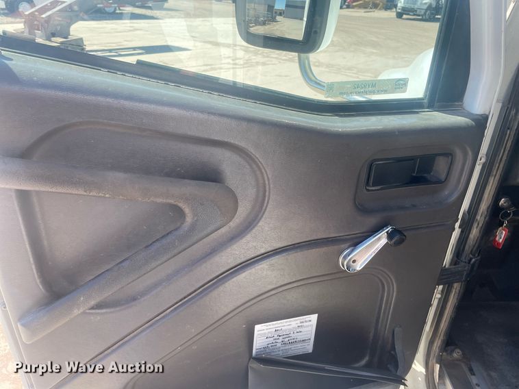 image for item MY9242 2001 International 9100i  flatbed truck