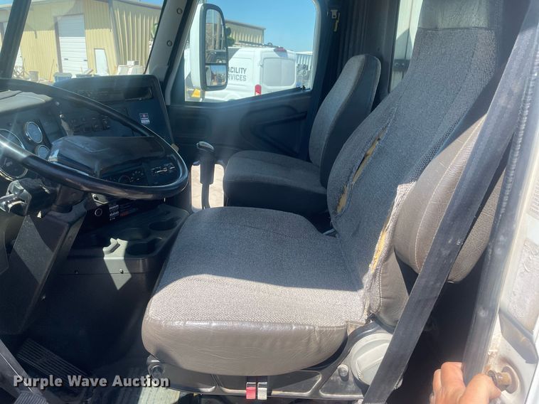 image for item MY9242 2001 International 9100i  flatbed truck