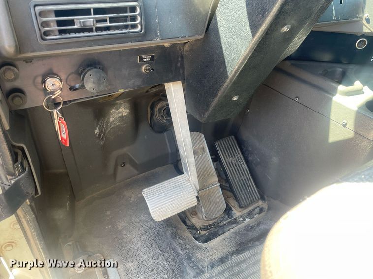 image for item MY9242 2001 International 9100i  flatbed truck