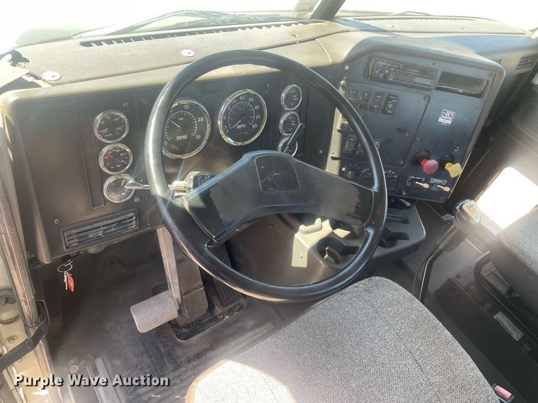 image for item MY9242 2001 International 9100i  flatbed truck