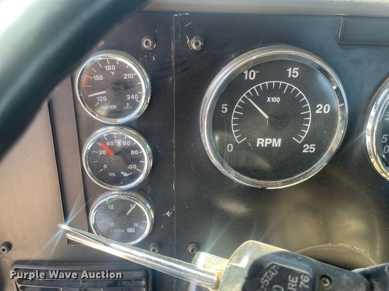 image for item MY9242 2001 International 9100i  flatbed truck