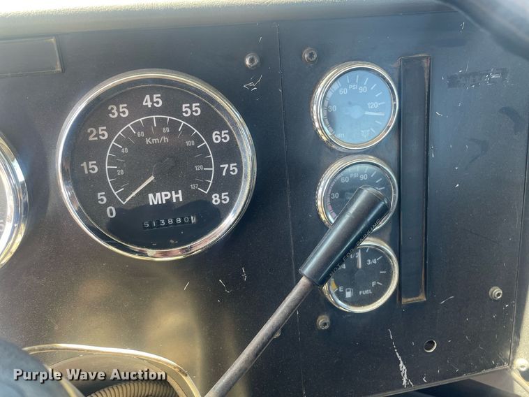 image for item MY9242 2001 International 9100i  flatbed truck