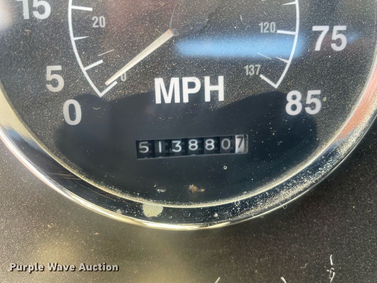 image for item MY9242 2001 International 9100i  flatbed truck