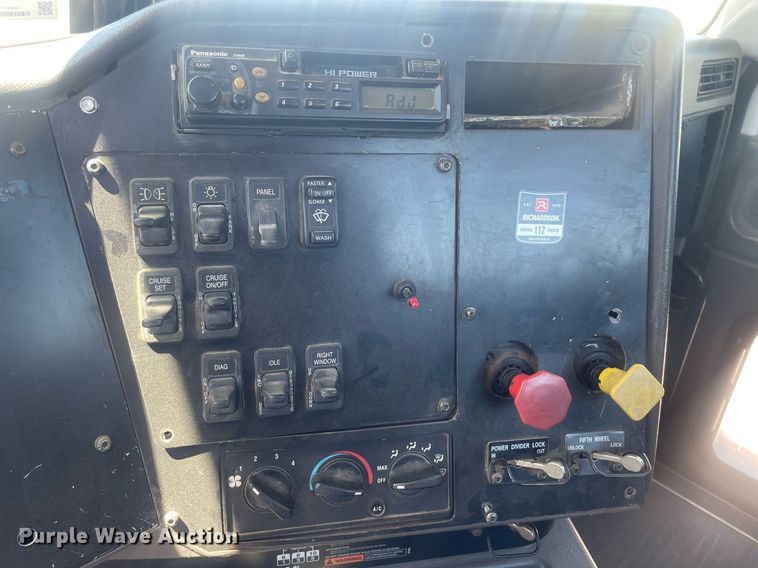 image for item MY9242 2001 International 9100i  flatbed truck