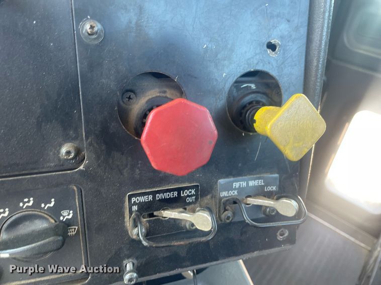 image for item MY9242 2001 International 9100i  flatbed truck