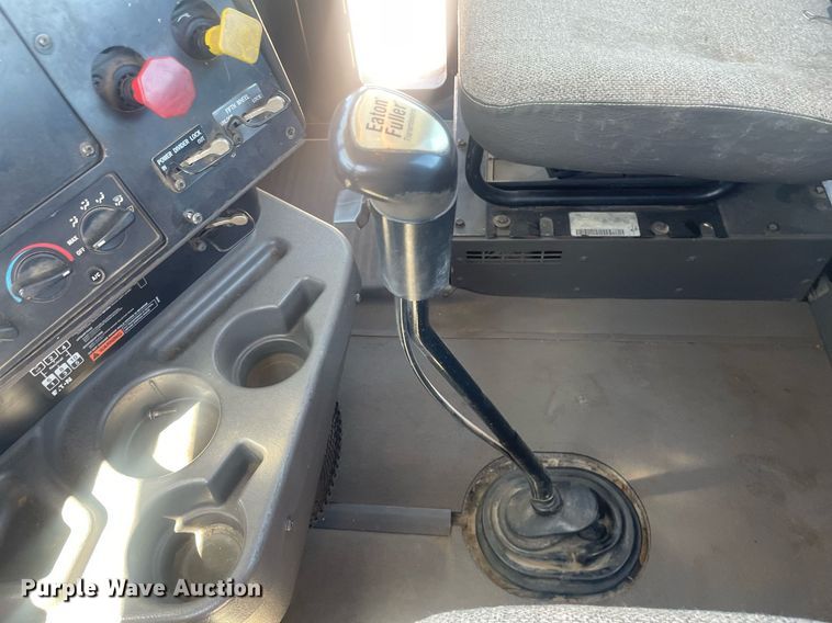 image for item MY9242 2001 International 9100i  flatbed truck