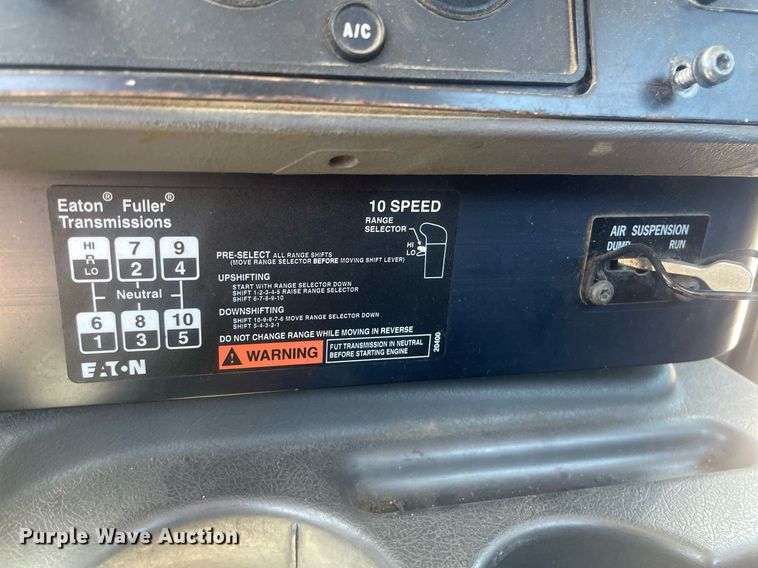 image for item MY9242 2001 International 9100i  flatbed truck