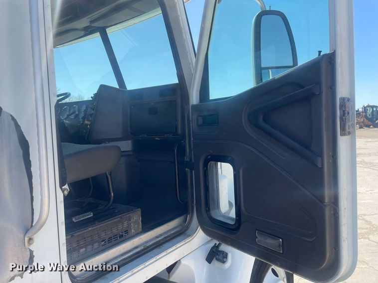 image for item MY9242 2001 International 9100i  flatbed truck