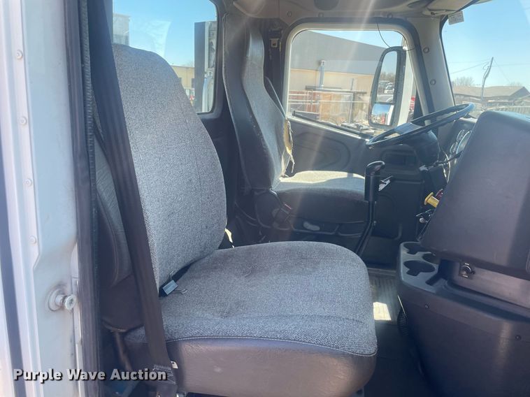 image for item MY9242 2001 International 9100i  flatbed truck