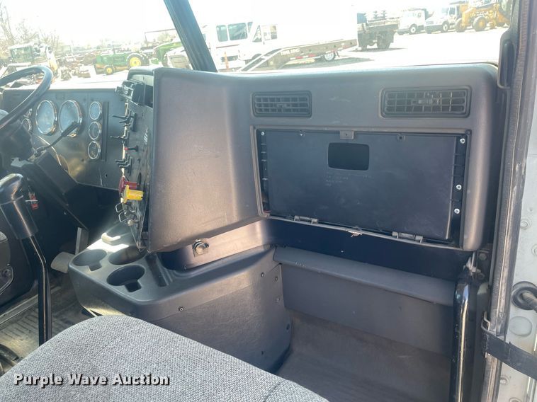 image for item MY9242 2001 International 9100i  flatbed truck