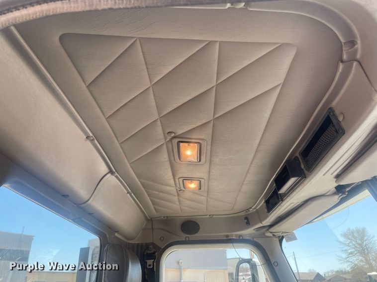 image for item MY9242 2001 International 9100i  flatbed truck