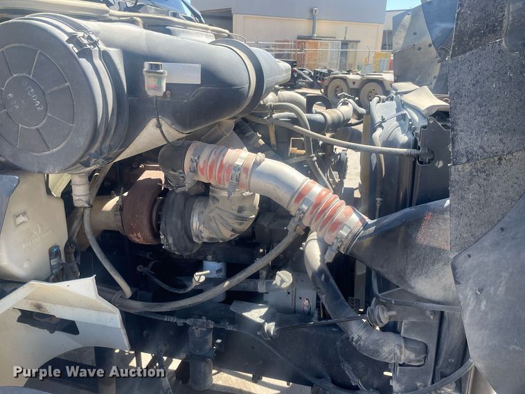 image for item MY9242 2001 International 9100i  flatbed truck