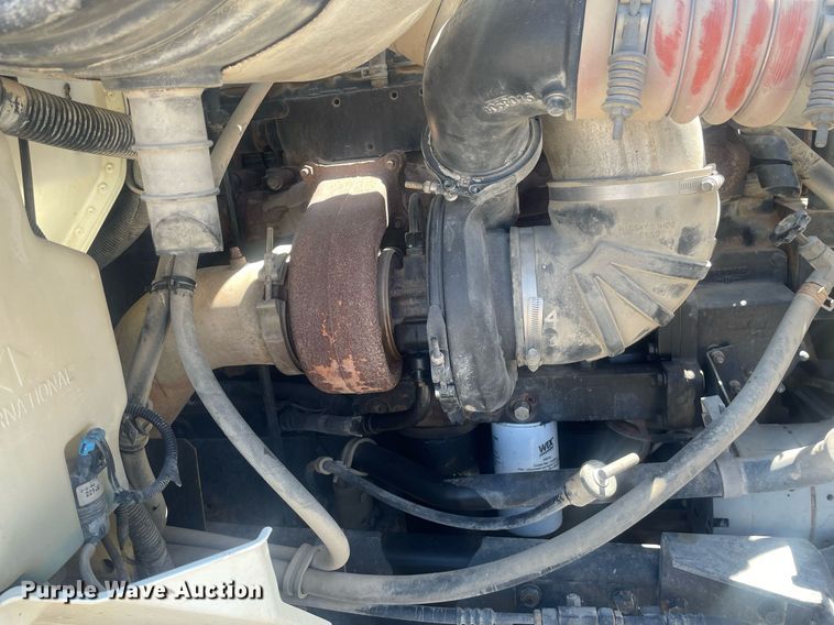 image for item MY9242 2001 International 9100i  flatbed truck