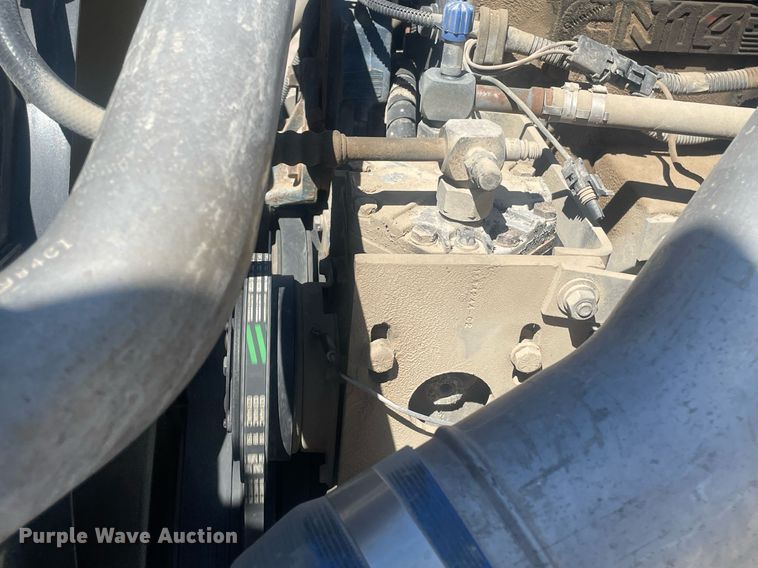 image for item MY9242 2001 International 9100i  flatbed truck