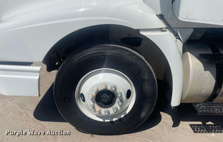 image for item MY9242 2001 International 9100i  flatbed truck