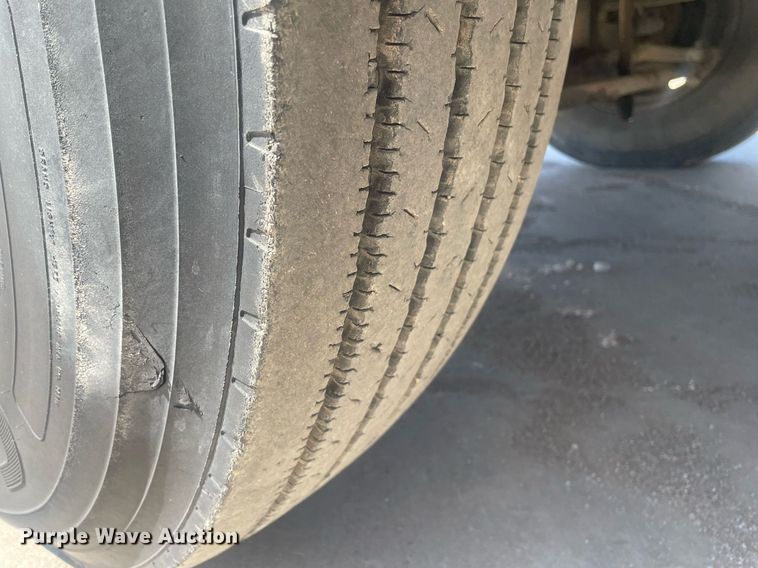 image for item MY9242 2001 International 9100i  flatbed truck