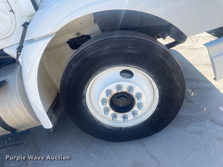 image for item MY9242 2001 International 9100i  flatbed truck