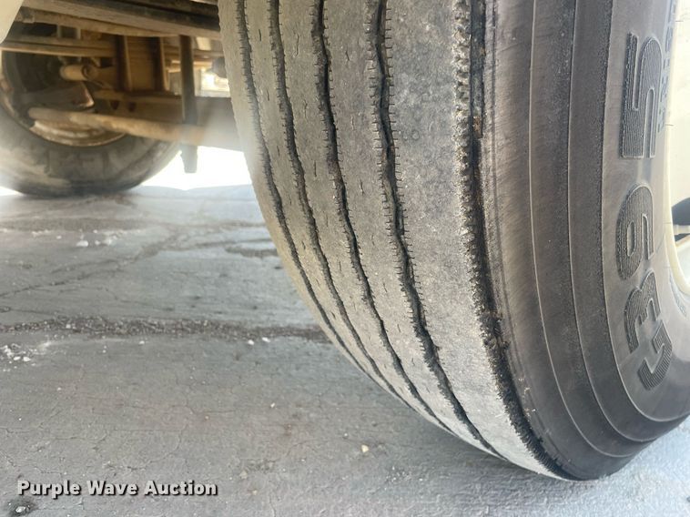 image for item MY9242 2001 International 9100i  flatbed truck